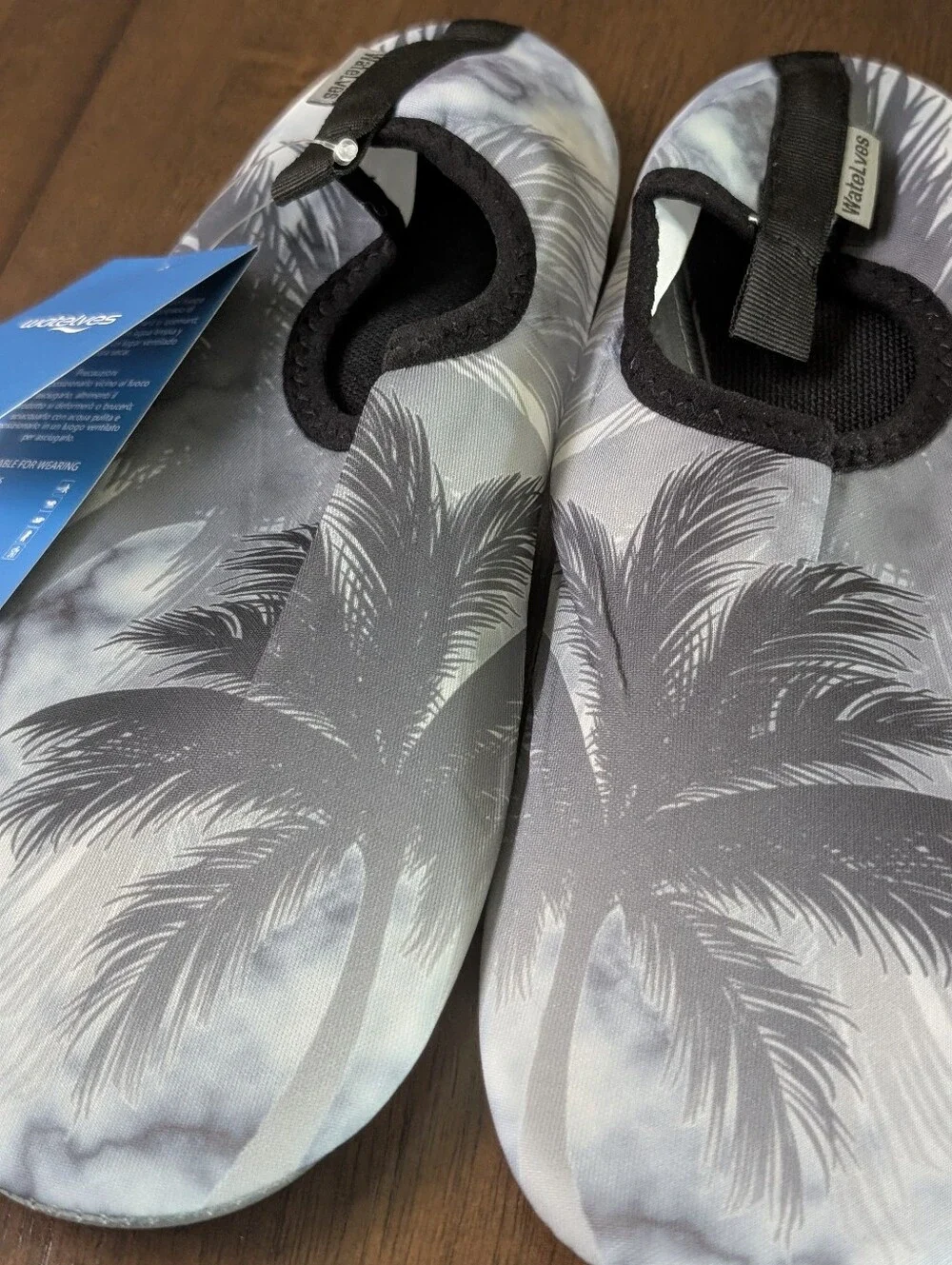 NWT Men’s Gray Palm-Print Water Shoes, Size 42/43